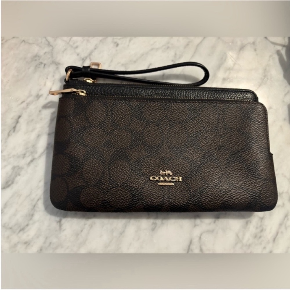 Coach Signature Brown and Black
Wristlet wallet
